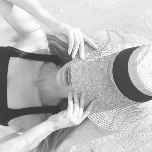 woman-beach hat-swimuit-sand